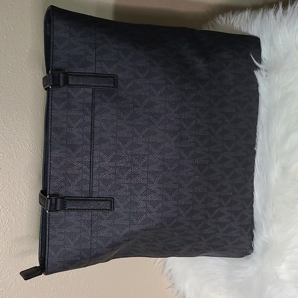 Michael Kors Large Signature Morgan Tote - Picture 3 of 11